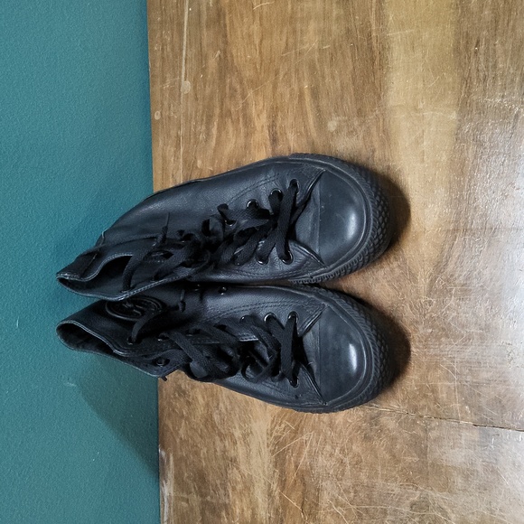 Black Converse - Picture 1 of 4